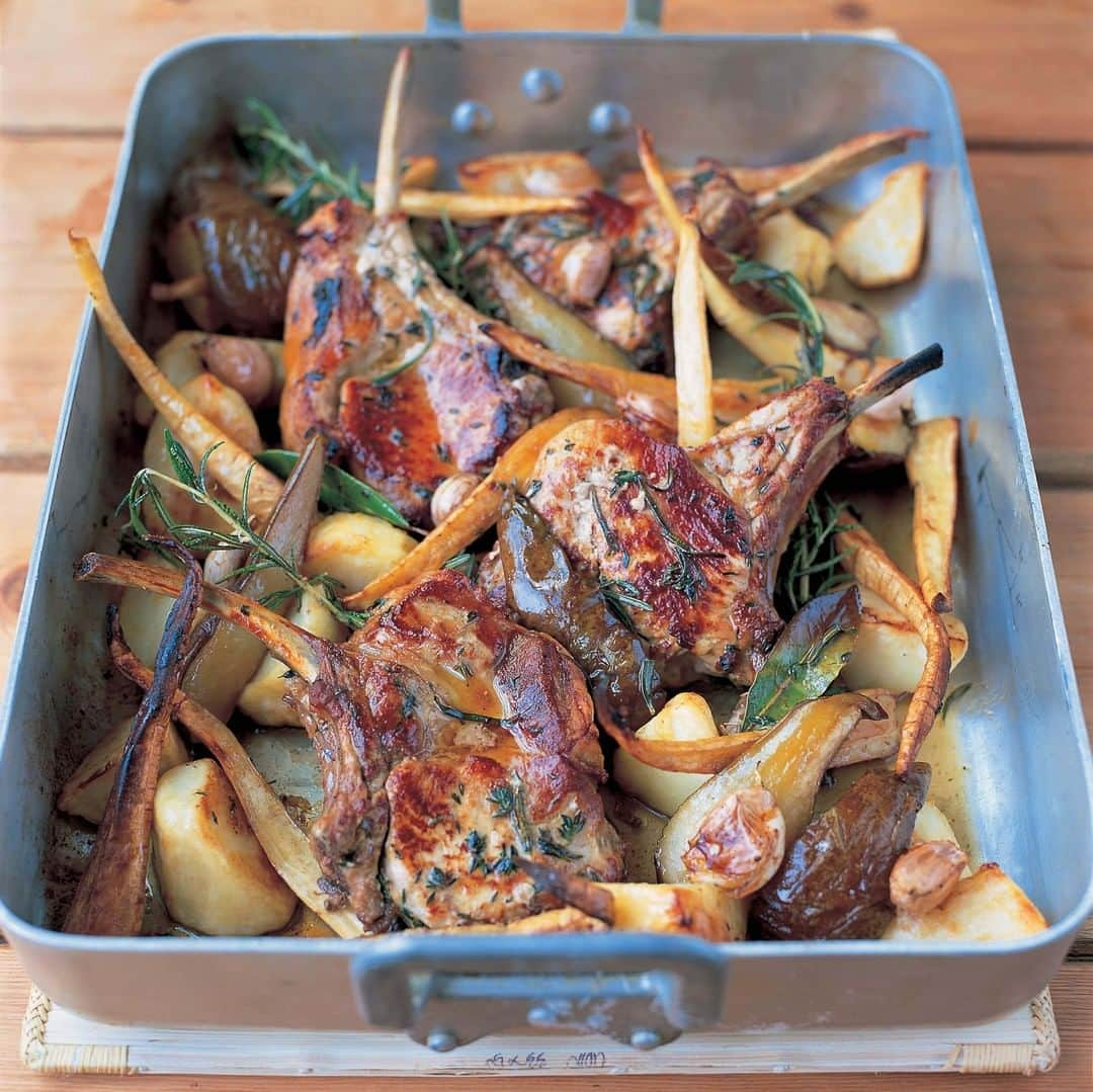 ジェイミー・オリヴァーさんのインスタグラム写真 - (ジェイミー・オリヴァーInstagram)「One for tomorrow guys, your #SundayRoast all in one pan! Tray-baked pork chops with herby potatoes, parsnips, pears and minted bread sauce... still one of my favourites from my Return of the Naked Chef cookbook! If you've got the book, flick to p180 for the recipe.」6月9日 1時25分 - jamieoliver