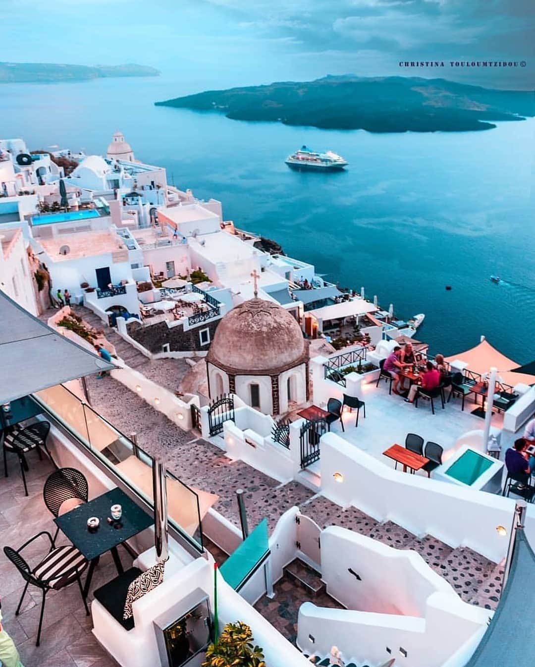 Blonde Saladさんのインスタグラム写真 - (Blonde SaladInstagram)「ON TBS SUMMER BUCKET LIST: 🐚SANTORINI🐚  Add it on yours too and...don’t forget to stop along the way to take photos!💙 Find our guide on the mag #theblondesalad #traveltips #bucketlist #santorini #greece #dreamydestinations #places #travel #summer」6月9日 1時27分 - theblondesalad