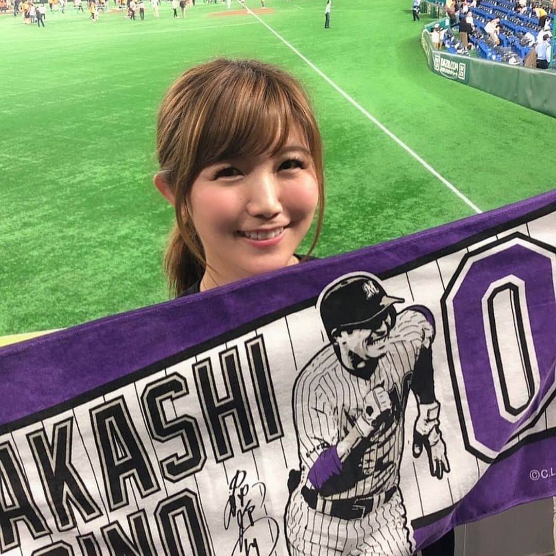 美泉咲のインスタグラム：「今シーズン初外野でした🙋‍♀️✨ いやぁ…燃えた😭✨ いつもは内野で大人しく観戦してるけど、たまには声出して飛び跳ねてる外野も楽しい😊🎶 試合後にはグラウンドに降りることが出来ました😳‼️ ライブでのアリーナ席で降りたことのあるグラウンドだけど、ついさっきまで試合やってた場所って特別😭✨ 明日も勝ってくれますように…😌✨✨ #chibalotte」