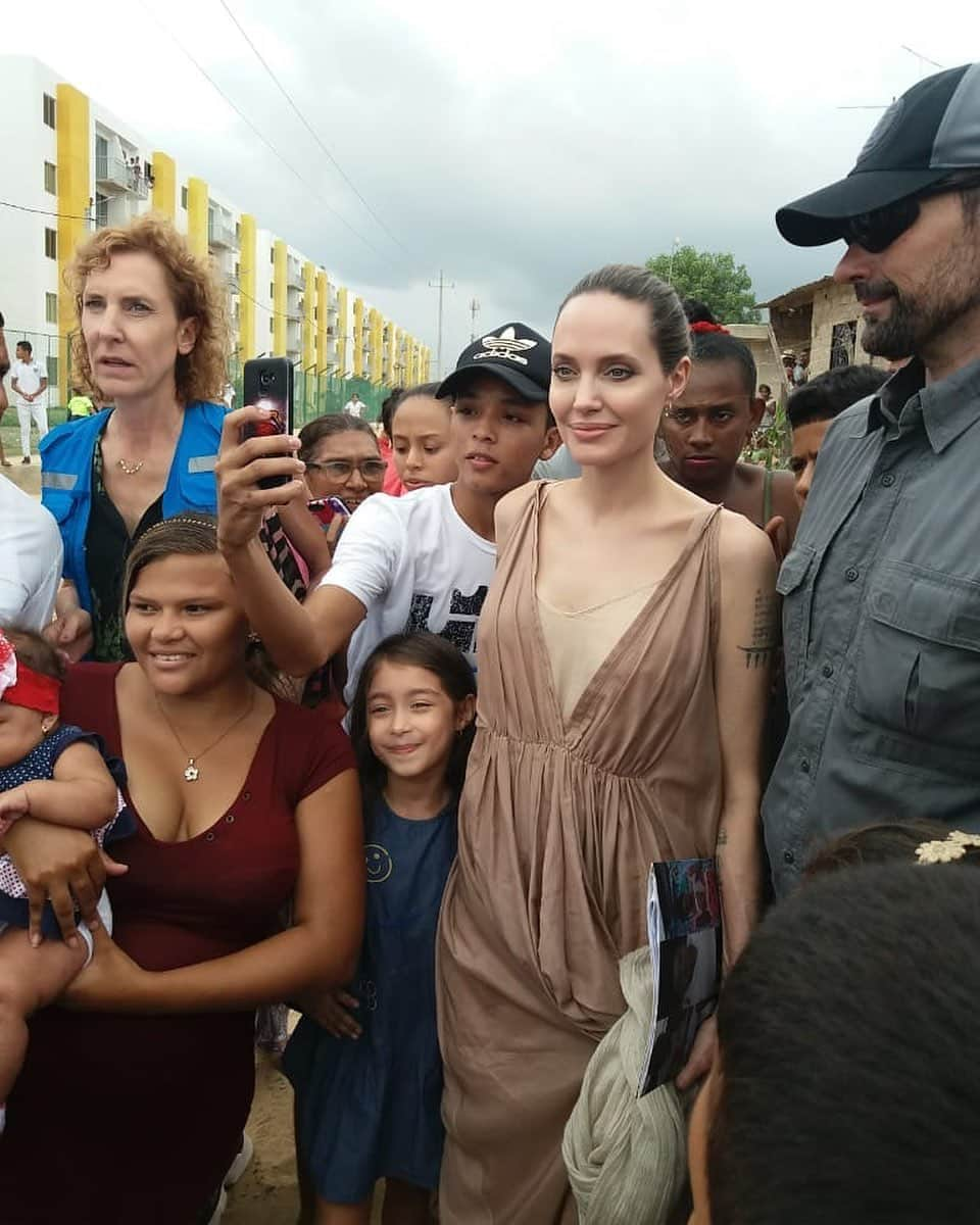 ニーナ・ガルシアさんのインスタグラム写真 - (ニーナ・ガルシアInstagram)「I’m inspired yet again by Angelina Jolie’s humanitarian efforts. Yesterday she traveled to the Colombian border with Venezuela to raise awareness about the four million Venezuelans that have been forced to leave their country. This “staggering” exodus (according to the UN) has swelled by 1 million people since last November / Una vez más estoy inspirada por la labor humanitaria realizada por #AngelinaJolie. Ayer viajó en la frontera entre Colombia y Venezuela y se reunió con el Presidente @ivanduquemarquez. Según datos de @acnur_unhcr_americas más de cuatro millones de venezolanos se han visto forzados a abandonar su hogar. Una cifra que ha aumentado considerablemente en el último año. Estamos hablando de una emergencia humanitaria que necesita ser tratada como tal. 📸 by @extranoticiasCO @elleusa」6月9日 1時36分 - ninagarcia