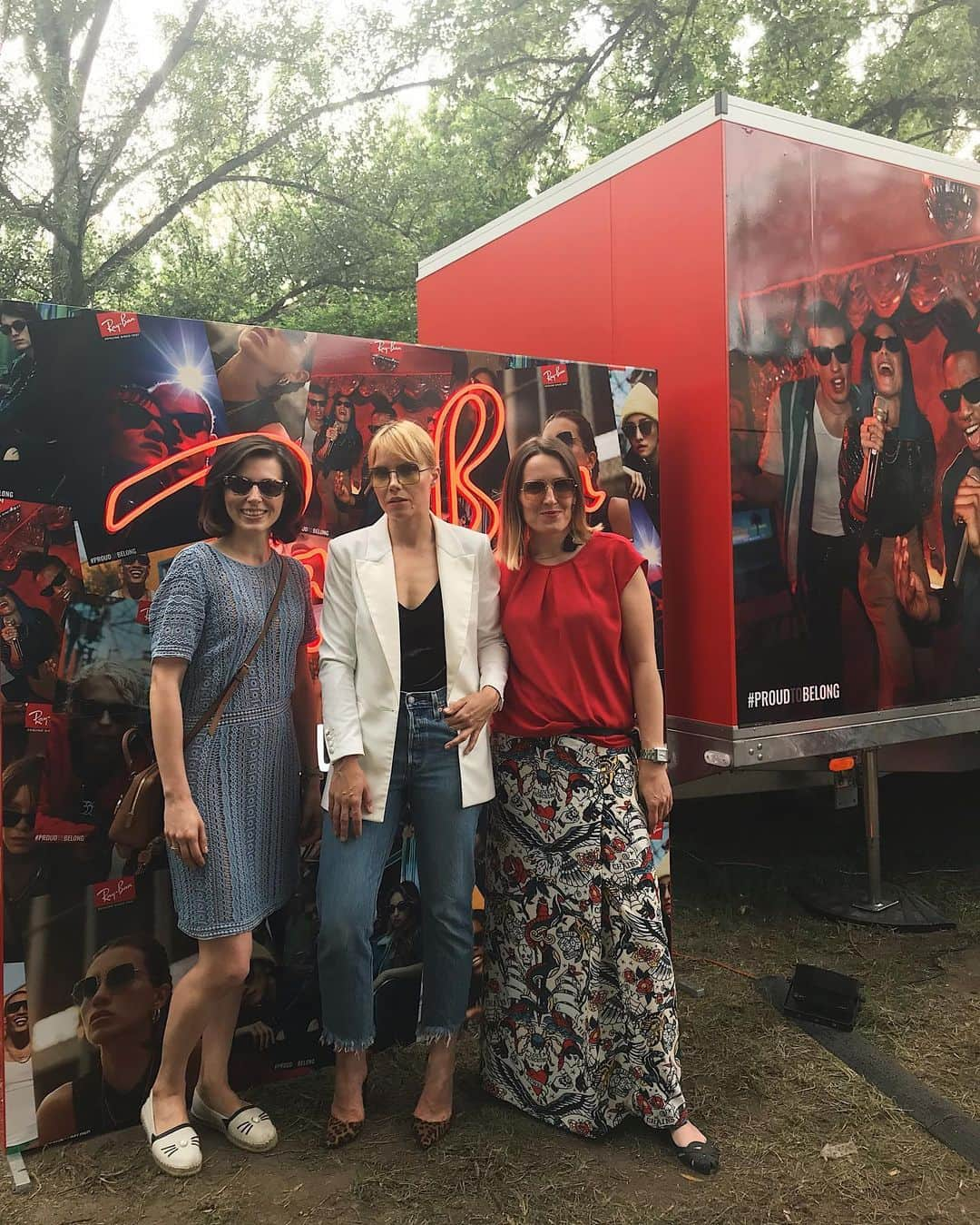 ELLE Polandさんのインスタグラム写真 - (ELLE PolandInstagram)「Jesteśmy właśnie w warszawskim Lunaparku, gdzie zatrzymał się Ray-Ban #proudtobelong Tour ❤️ Na mobilnym stanowisku marki poznacie nową kolekcję i kampanię #proudtobelong (uwielbiamy ją, bo zachęca do bycia sobą i wyrażania dumy z przynależności), ale też m.in. wykonacie bezpłatne badanie wzroku i dobierzecie sobie okulary #rayban #proudtobelong #warsaw」6月9日 1時37分 - ellepolska