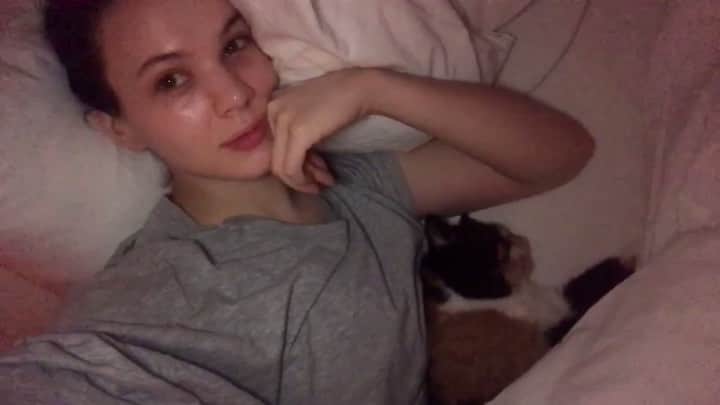のインスタグラム：「Hi everyone - this is Pudge’s owner, Kady 👋🏻 This is Pudge’s instagram, which is why you don’t see too much of me, but I just wanted to share with you all this collection of my favorite moments with Pudge. 💕 Every night Pudge sleeps by my side in bed, under the covers, nuzzled up next to me. She is my little spoon that snores as loud as an old man. This is our life every day outside of Instagram. Even if I just lay down in bed for a moment during the day, she comes to join me.  I cherish it and what Pudge means to me as a companion, and after nearly 7 years here on Instagram, these days I tend to just enjoy these moments for myself rather than let the pressures of having a presence on social media take over our lives.  I found Pudge at a very low point in my life and I have her to thank for the person I’ve grown to be today. She is so unconditionally in love with me and I just wanted to share this piece of our hearts with you all, since I know she’s also become such an important part of your lives as well. I could not be more thankful to be the one to share her with you 💕 Love, Kady and Pudge」