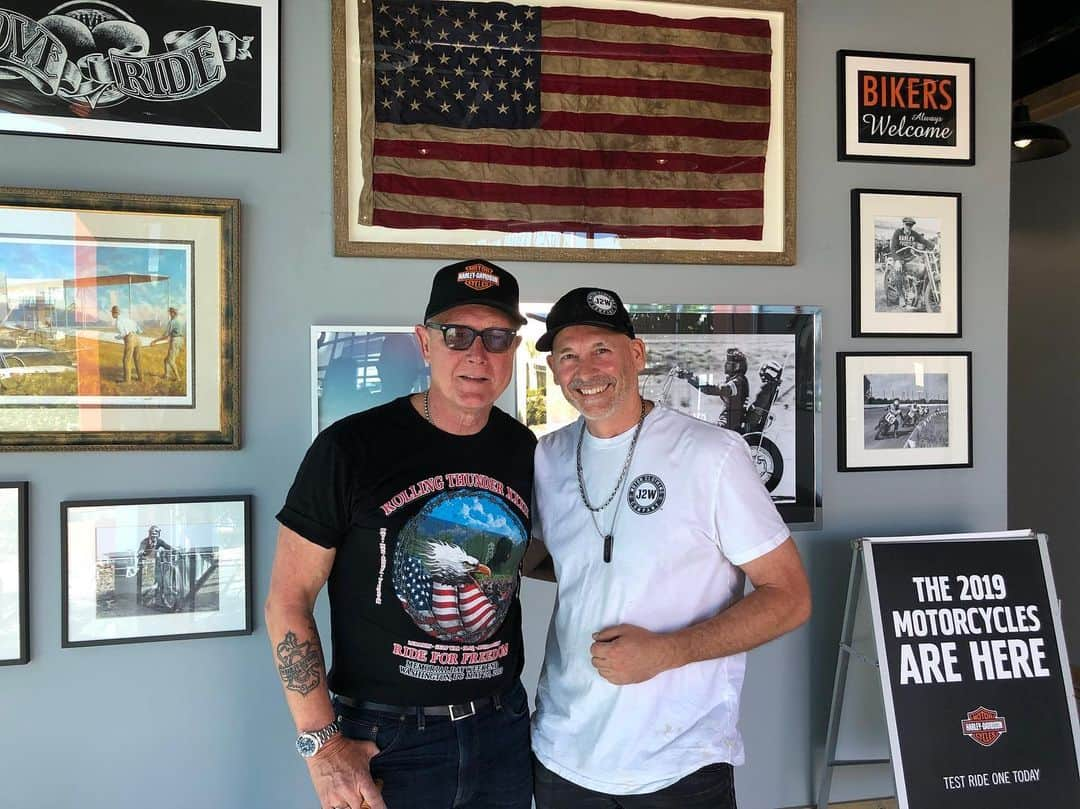 ロバート・パトリックさんのインスタグラム写真 - (ロバート・パトリックInstagram)「I am @santaclaritaharley with my friend Brody with @j2wmotorclothingcompany he has just shared his nephews story! I now have new appreciation for what he is doing with clothing! God bless brother! Click the link in his bio to learn more J2W story!」6月9日 2時04分 - ripfighter