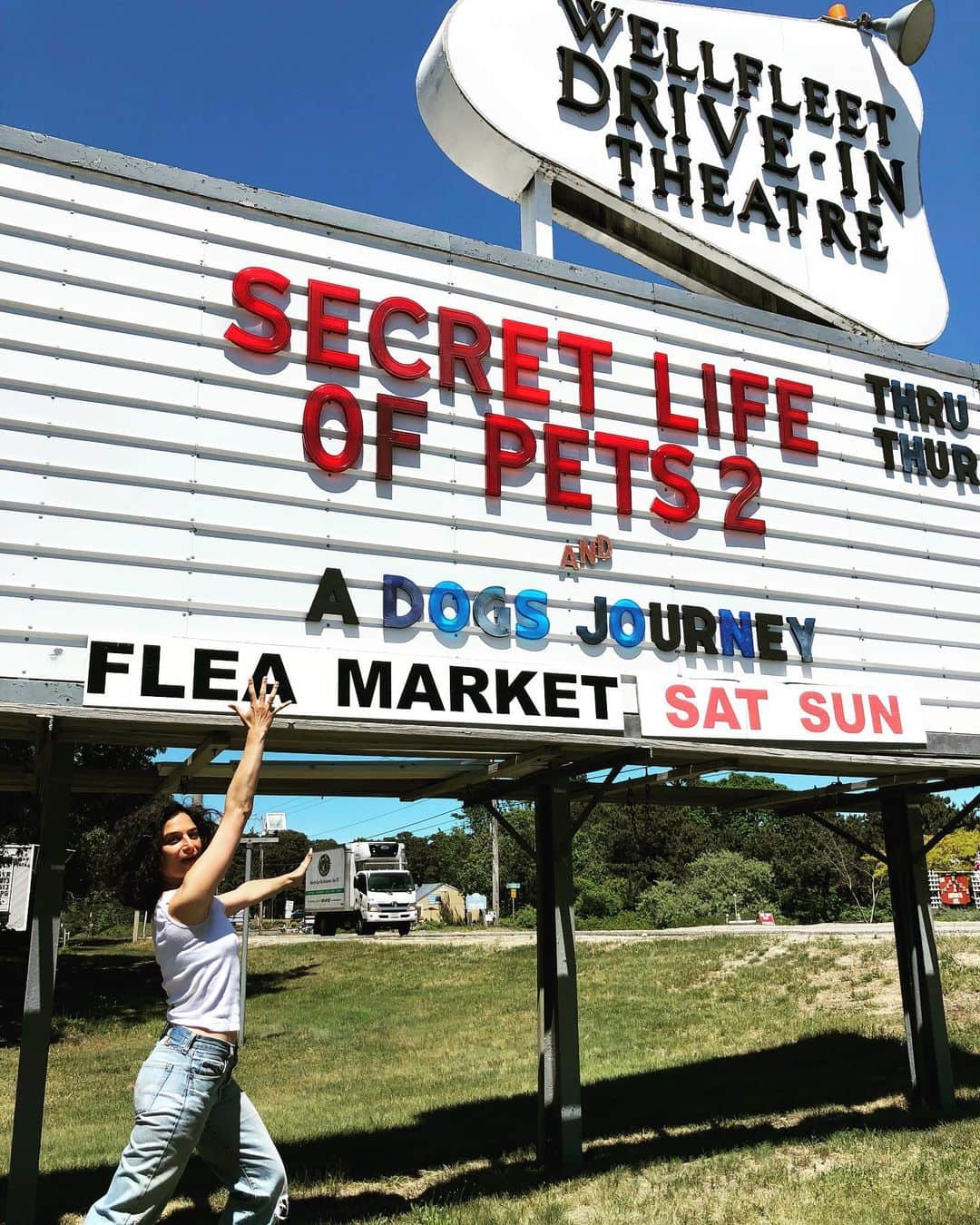 ジェニー・スレイトさんのインスタグラム写真 - (ジェニー・スレイトInstagram)「Go see it this weekend, pets! @secretlifeofpets ❤️❤️❤️❤️」6月9日 2時05分 - jennyslate