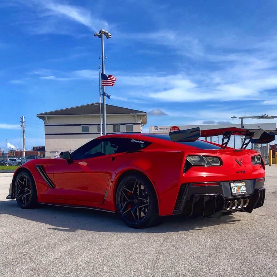 CarsWithoutLimitsさんのインスタグラム写真 - (CarsWithoutLimitsInstagram)「Who needs an alarm clock when you have a ZR1 ⏰ Photo/Video @optimistic.zr1.m3  #carswithoutlimits #chevrolet #corvette #zr1 #loud」6月9日 1時59分 - carswithoutlimits