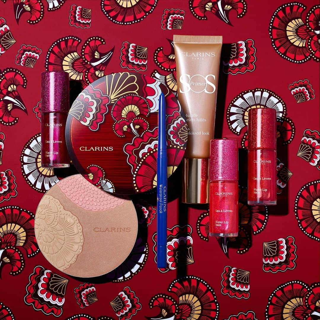 Clarins Italiaさんのインスタグラム写真 - (Clarins ItaliaInstagram)「Imbarco immediato per la Collezione Clarins Make-Up Estate 2019! . . . . Che novità ti aspettano? 🌞 3 nuove scintillanti tonalità di #WaterLipStain 🌞 1 nuovo #SOSPrimer 🌞 1 #PoudreSoleil in edizione limitata 🌞 1 Matita Waterproof dal tratto elettrico Lascia un 🌞 nei commenti se anche tu non vedi l'ora di provarli! ------------- #ClarinsMakeUp #ClarinsSummer #SummerCollection2019 #SummerMakeUP」6月9日 2時01分 - clarinsitalia