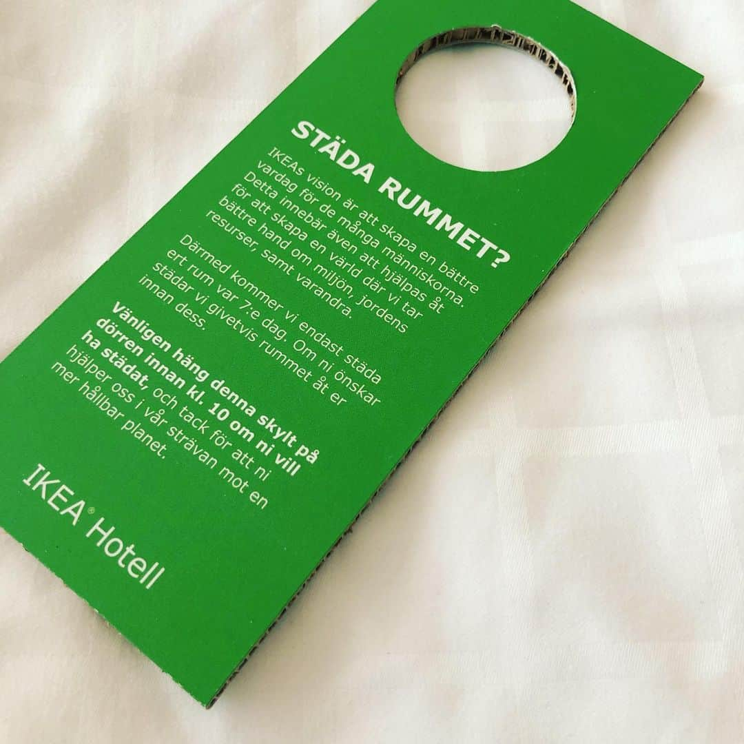 森井ユカさんのインスタグラム写真 - (森井ユカInstagram)「宿泊はもちろん『IKEA HOTEL』！ スウェーデンで毎年6月開催、IKEAの新製品や企業としての取り組みなどが大発表される『Democratic Design Days2019』略してDDDに行ってきました。 ホテルのインテリアや調度品は全てIKEAのものでIKEAマニアックにとってはまさに天国。。キーケースからして神々しい。部屋の説明書はIKEAらしくダンボール利用。机の引き出しを開ければバイブルであるIKEAカタログが。以前冬に泊まった時に薄い上掛け『RODTOPPA』の威力に驚いて帰国後すぐ買ったのでした。もちろん夏も爽やか。 朝食は北欧ならではのチーズや肉の多いボリュームあるブッフェ、青いチューブは大好きなたらこペースト。北欧に来たら必ずスーパーで買って帰るもののひとつです。ああここで暮らしたい！！ #IKEADDD2019 #IKEAtoday #IKEA #likeahotel #democraticdesigndays #democraticdesigndays2019」6月9日 2時14分 - yukamorii