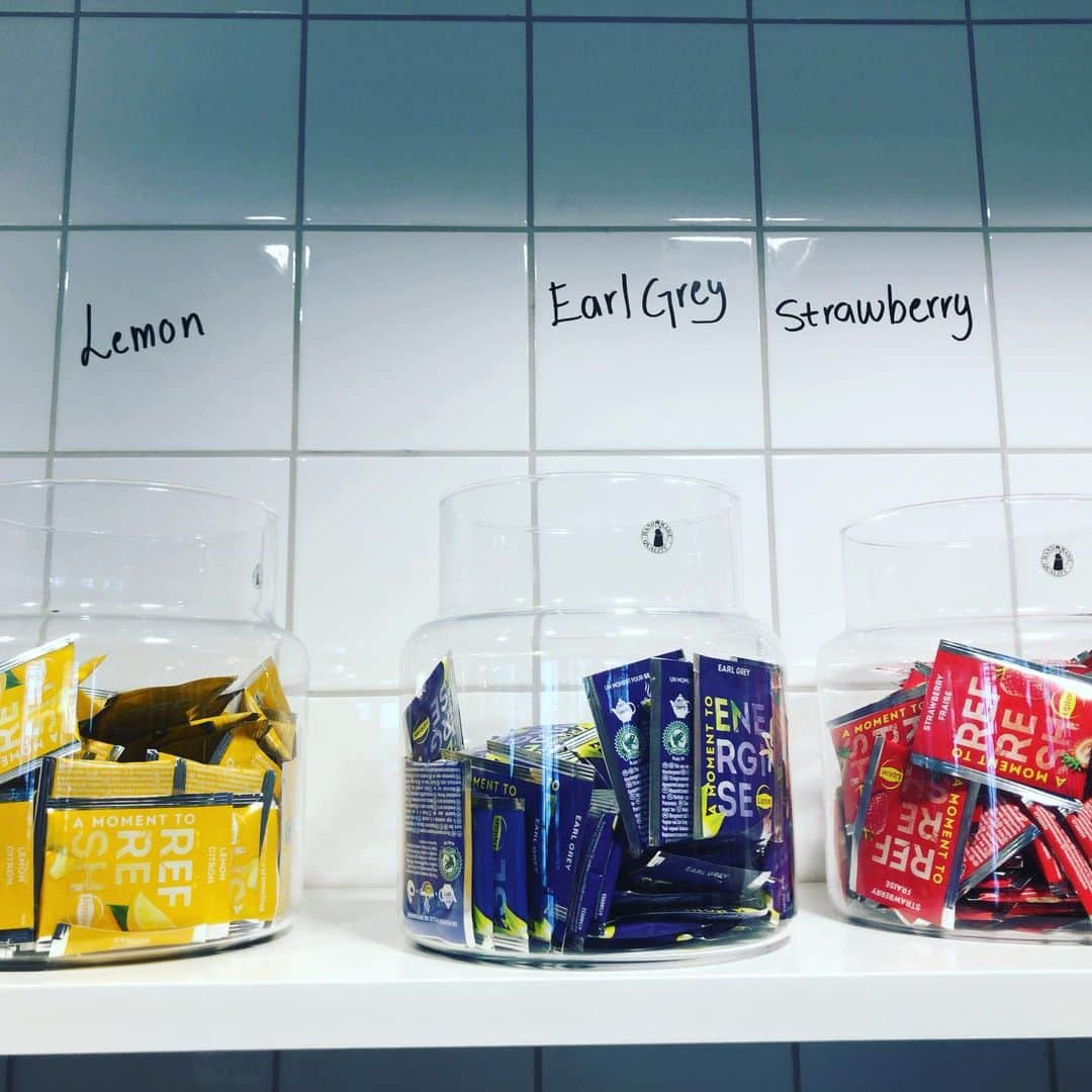 森井ユカさんのインスタグラム写真 - (森井ユカInstagram)「宿泊はもちろん『IKEA HOTEL』！ スウェーデンで毎年6月開催、IKEAの新製品や企業としての取り組みなどが大発表される『Democratic Design Days2019』略してDDDに行ってきました。 ホテルのインテリアや調度品は全てIKEAのものでIKEAマニアックにとってはまさに天国。。キーケースからして神々しい。部屋の説明書はIKEAらしくダンボール利用。机の引き出しを開ければバイブルであるIKEAカタログが。以前冬に泊まった時に薄い上掛け『RODTOPPA』の威力に驚いて帰国後すぐ買ったのでした。もちろん夏も爽やか。 朝食は北欧ならではのチーズや肉の多いボリュームあるブッフェ、青いチューブは大好きなたらこペースト。北欧に来たら必ずスーパーで買って帰るもののひとつです。ああここで暮らしたい！！ #IKEADDD2019 #IKEAtoday #IKEA #likeahotel #democraticdesigndays #democraticdesigndays2019」6月9日 2時14分 - yukamorii