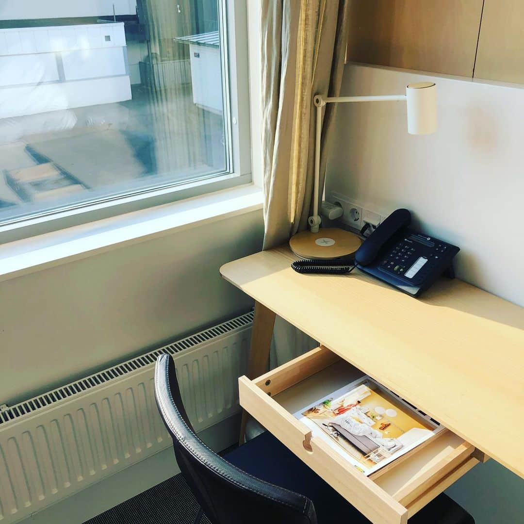 森井ユカさんのインスタグラム写真 - (森井ユカInstagram)「宿泊はもちろん『IKEA HOTEL』！ スウェーデンで毎年6月開催、IKEAの新製品や企業としての取り組みなどが大発表される『Democratic Design Days2019』略してDDDに行ってきました。 ホテルのインテリアや調度品は全てIKEAのものでIKEAマニアックにとってはまさに天国。。キーケースからして神々しい。部屋の説明書はIKEAらしくダンボール利用。机の引き出しを開ければバイブルであるIKEAカタログが。以前冬に泊まった時に薄い上掛け『RODTOPPA』の威力に驚いて帰国後すぐ買ったのでした。もちろん夏も爽やか。 朝食は北欧ならではのチーズや肉の多いボリュームあるブッフェ、青いチューブは大好きなたらこペースト。北欧に来たら必ずスーパーで買って帰るもののひとつです。ああここで暮らしたい！！ #IKEADDD2019 #IKEAtoday #IKEA #likeahotel #democraticdesigndays #democraticdesigndays2019」6月9日 2時14分 - yukamorii