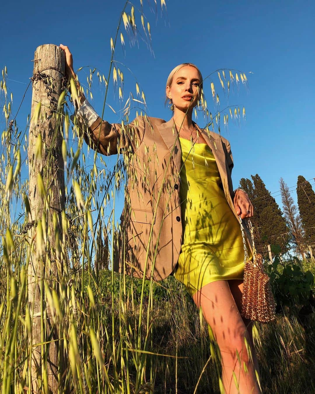 レオニー・ハンネさんのインスタグラム写真 - (レオニー・ハンネInstagram)「Green with a touch of gold @pacorabanne. 🌾✨ Anzeige/BrandsTagged #pacorabanne」6月9日 2時10分 - leoniehanne