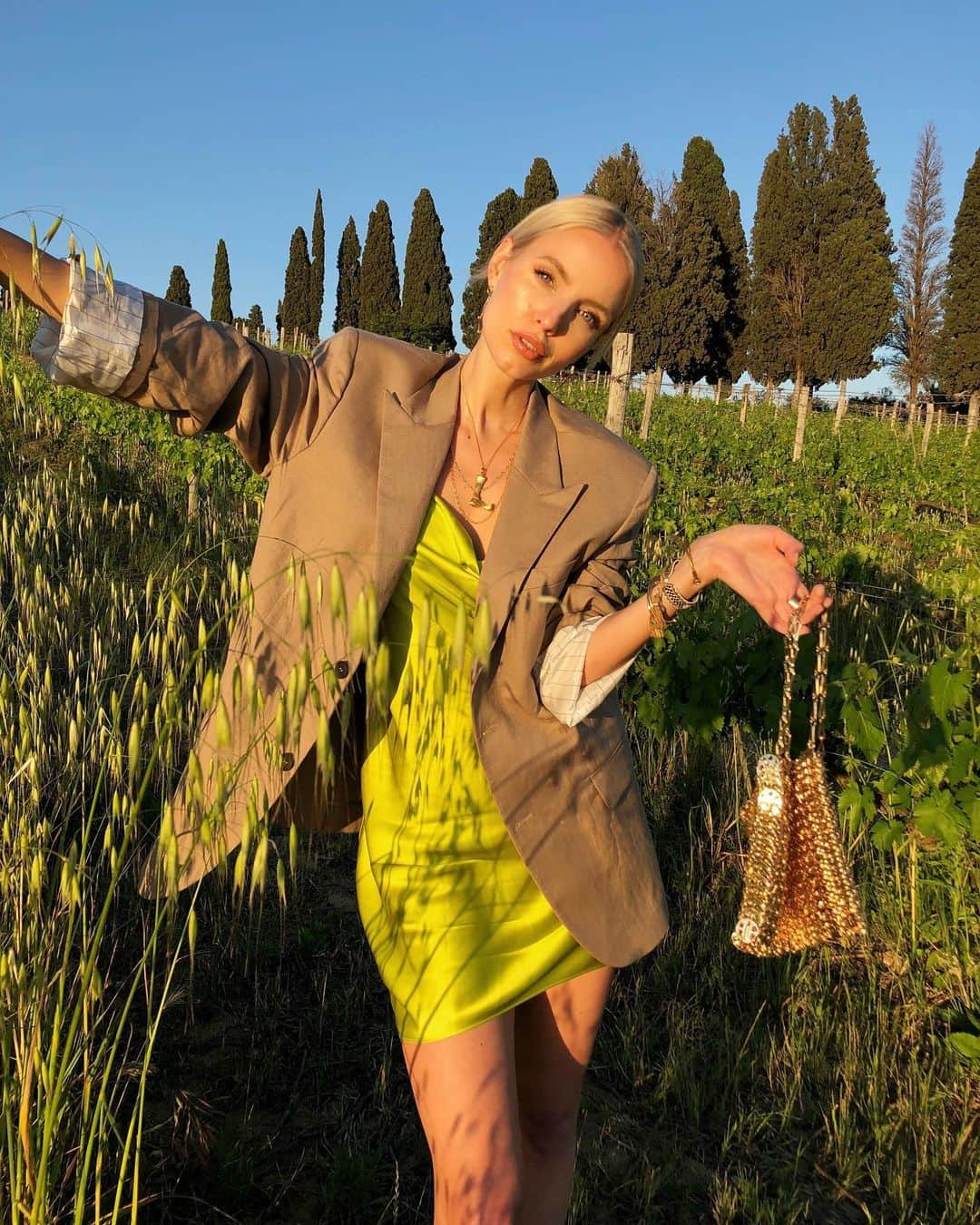 レオニー・ハンネさんのインスタグラム写真 - (レオニー・ハンネInstagram)「Green with a touch of gold @pacorabanne. 🌾✨ Anzeige/BrandsTagged #pacorabanne」6月9日 2時10分 - leoniehanne