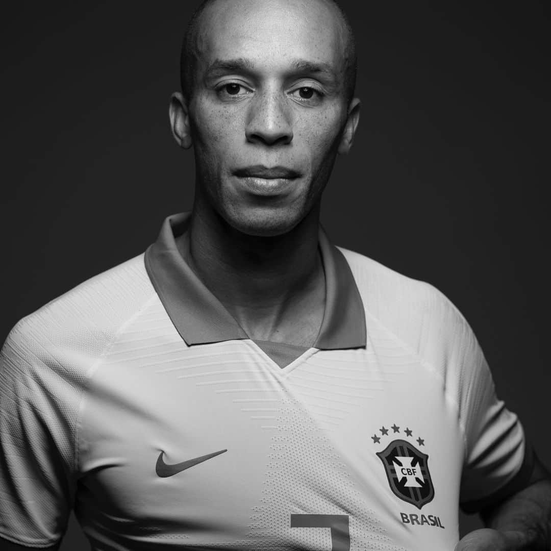 ミランダのインスタグラム：「Futebol me deu oportunidades de superar adversidades e realizar sonhos ⚽️🙏🏽🇧🇷」