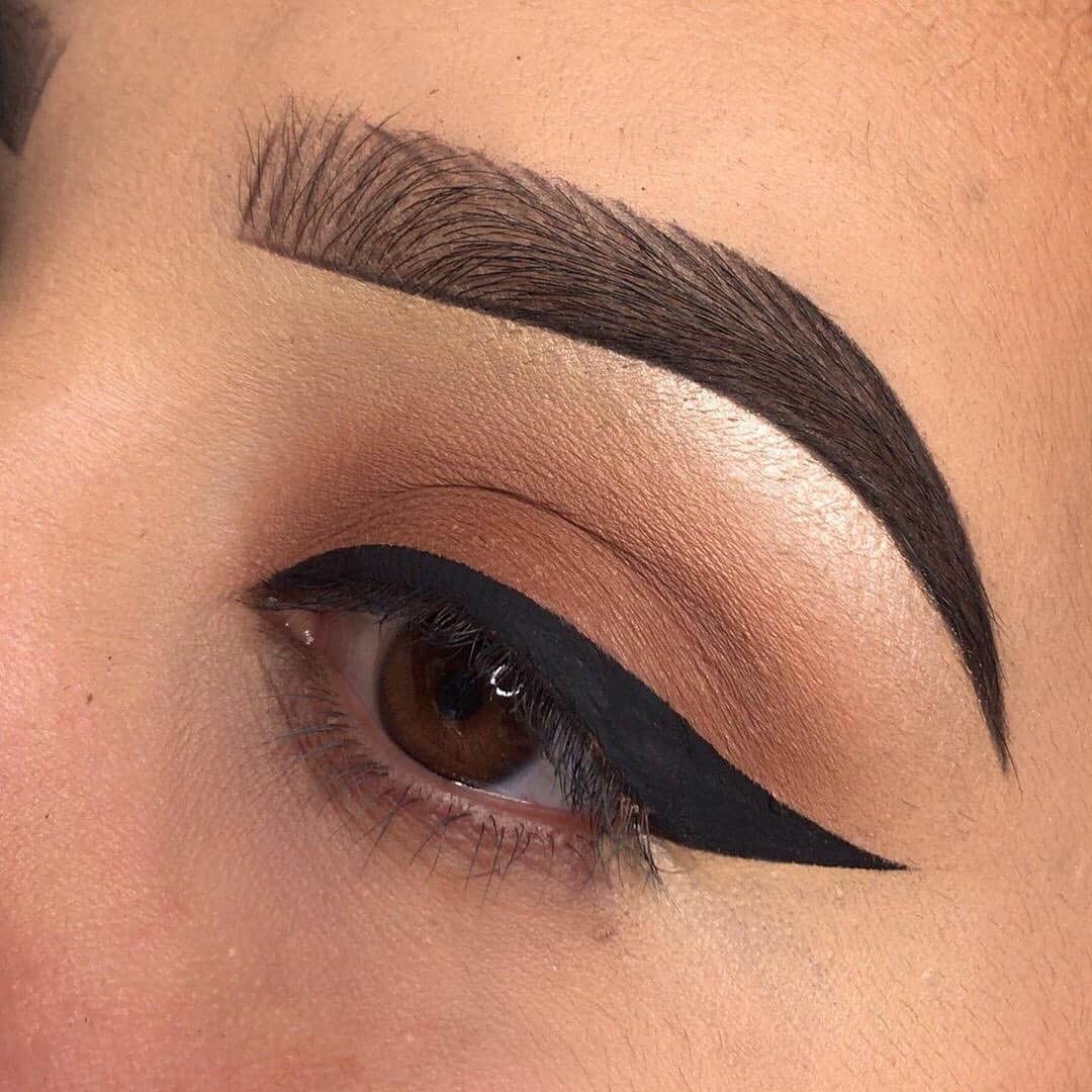 のインスタグラム：「The only thing sharper than @audreystylesxo’s wing is her #benefitbrows! 🙌🏽 She uses #goofproofbrowpencil in shade 4, #kaBROW! in shade 4 & #24hrbrowsetter! #regram #friendswithbenefit」