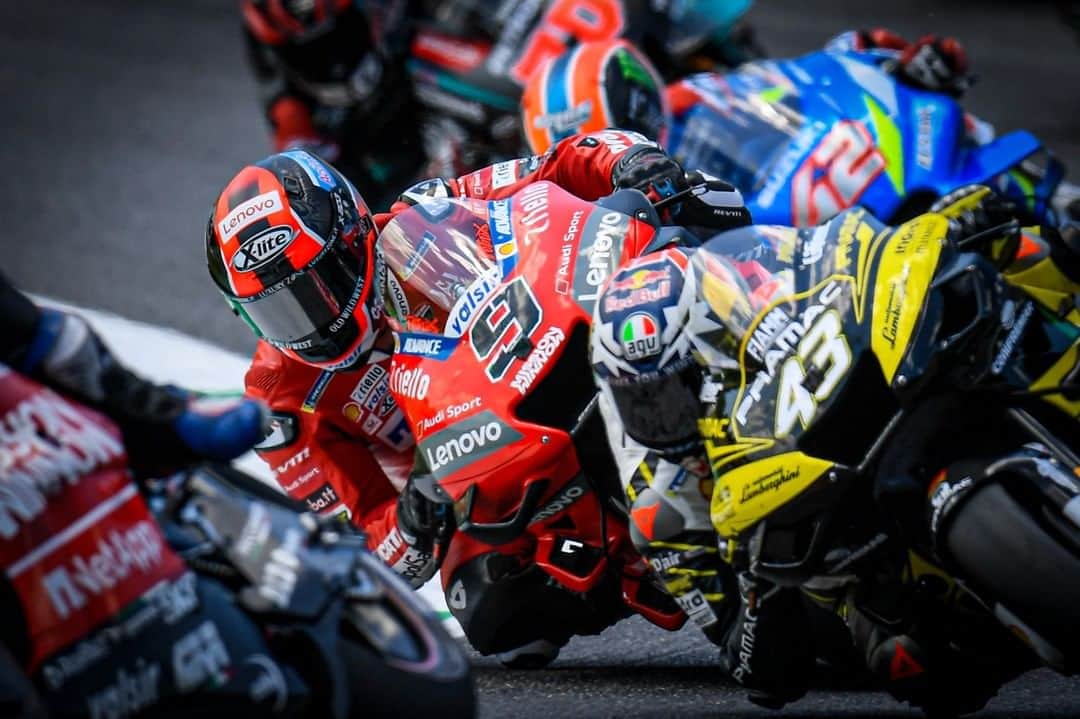 MotoGPさんのインスタグラム写真 - (MotoGPInstagram)「Making the way through the pack ⚔️ // #ItalianGP #MotoGP #Motorcycle #Racing #Motorsport」6月9日 2時15分 - motogp