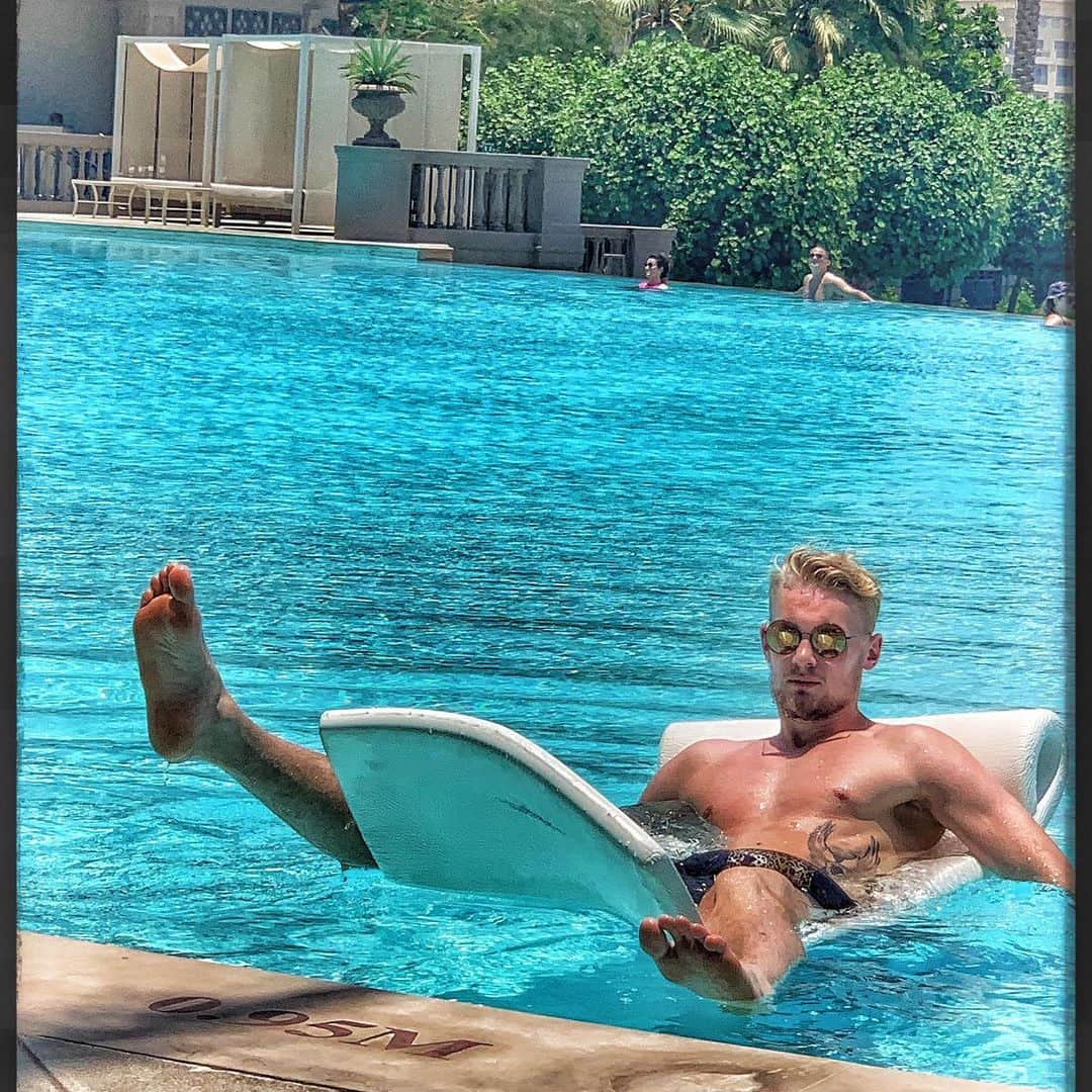 ルドゥウィッグ・オーマンのインスタグラム：「Don’t mind me I’m just floating around.」