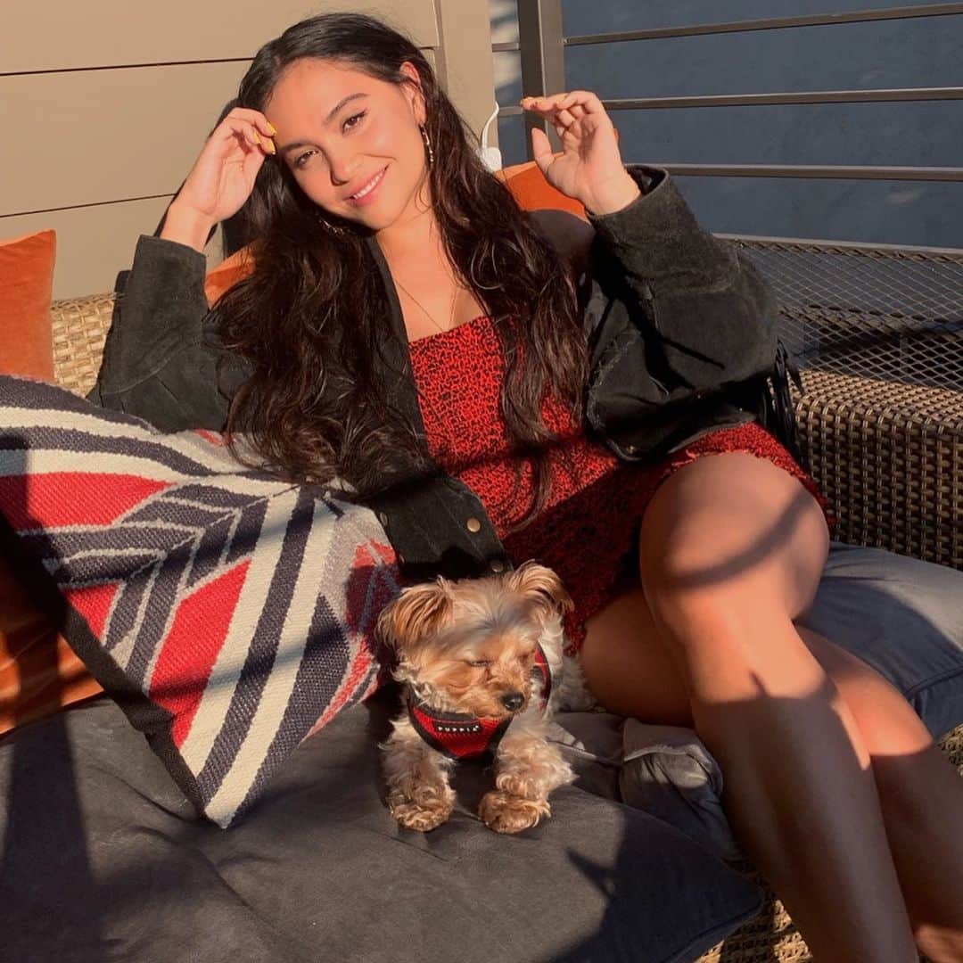 ステラ・ハジェンズのインスタグラム：「ruby & I have to match at all times... both in red and black being blinded by the sun ☀️」
