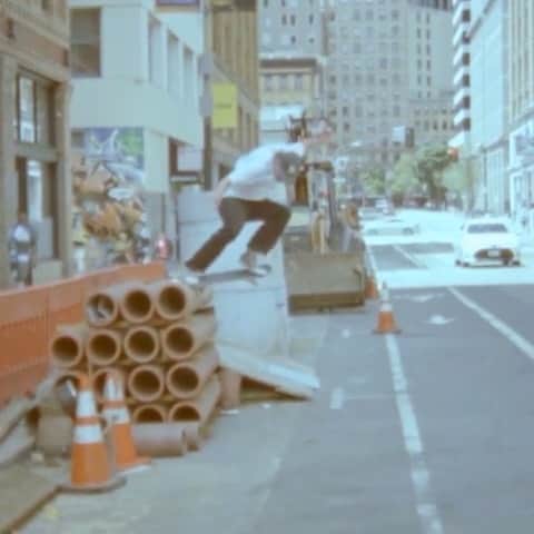 スラッシャーのインスタグラム：「👉🏽 @mattgottwig’s ‘KTB’ video for @krooked 👀 Shot entirely on Super 8 by @casey_corporation 🎥 Now playing on the Thrasher site ✔️」