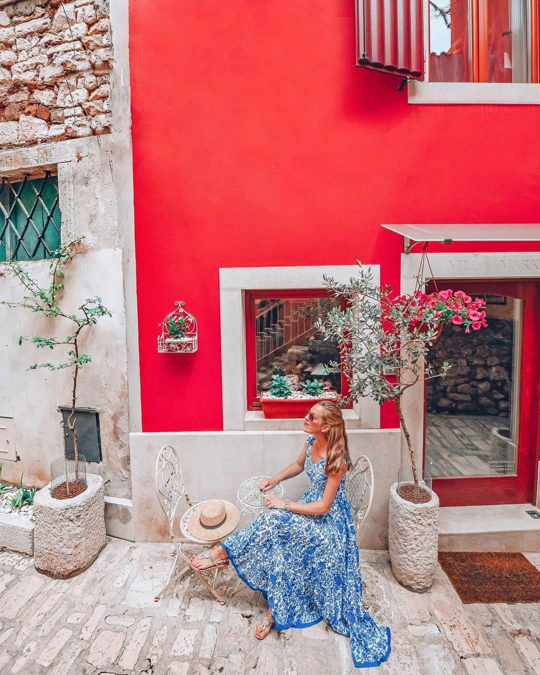 Izkizさんのインスタグラム写真 - (IzkizInstagram)「Exploring the streets of Rovinj w/ @shareistria 💙 Situated on the western coast of the Istrian Peninsula, Rovinj is one of the most picturesque and romantic towns in Croatia. It has a very Italian feel to it with vibrant, warmly painted buildings, cobblestone streets and gelato and pasta on every menu. The old town is situated by the sea, on a hilly peninsula, with the tower of St. Euphemia Church marking its highest point and it’s a photographers paradise, we loved wandering around the cute, colourful and narrow streets taking millions of photos of every colourful corner. 💛🧡💚 @shareistria #shareistria #AD」6月9日 2時49分 - izkiz