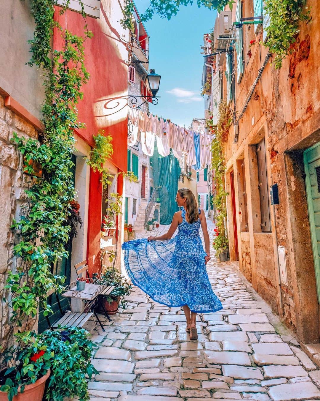 Izkizのインスタグラム：「Exploring the streets of Rovinj w/ @shareistria 💙 Situated on the western coast of the Istrian Peninsula, Rovinj is one of the most picturesque and romantic towns in Croatia. It has a very Italian feel to it with vibrant, warmly painted buildings, cobblestone streets and gelato and pasta on every menu. The old town is situated by the sea, on a hilly peninsula, with the tower of St. Euphemia Church marking its highest point and it’s a photographers paradise, we loved wandering around the cute, colourful and narrow streets taking millions of photos of every colourful corner. 💛🧡💚 @shareistria #shareistria #AD」