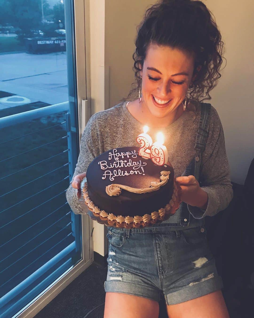 アリソン・シュミットのインスタグラム：「✨🎂✨ Thank you for all the birthday love💖  Can not even begin to describe how grateful I am for all the amazing people in my life ✨  Here’s to 29...chasing dreams, laughing loudly, and spreading love💛」