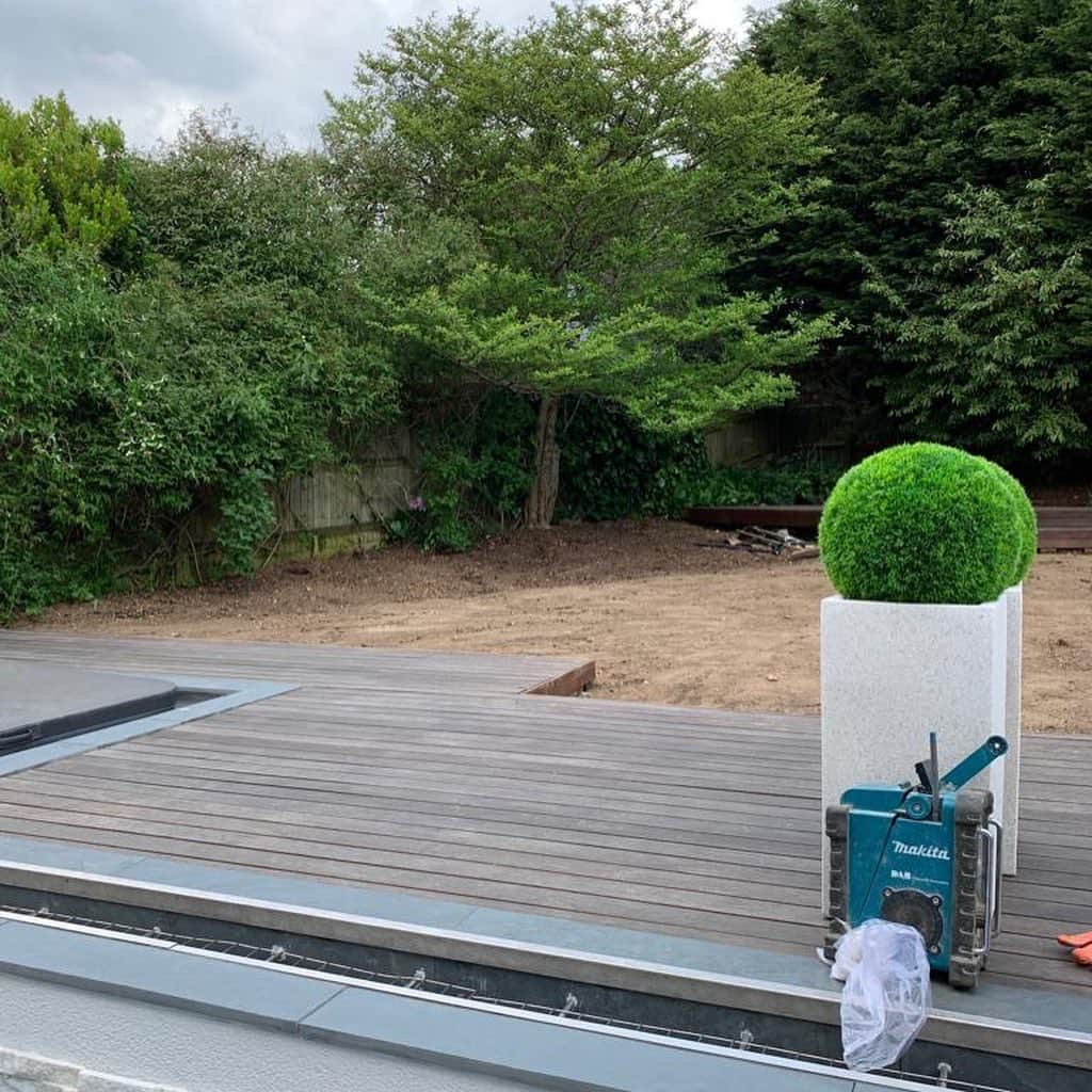 グラント・ホールさんのインスタグラム写真 - (グラント・ホールInstagram)「Big thank you to @assuredlandscapes for transforming my Garden for me 👏🏻🔥 finally the lads can get dealt with at 2 touch ⚽️」6月9日 2時55分 - hally_91