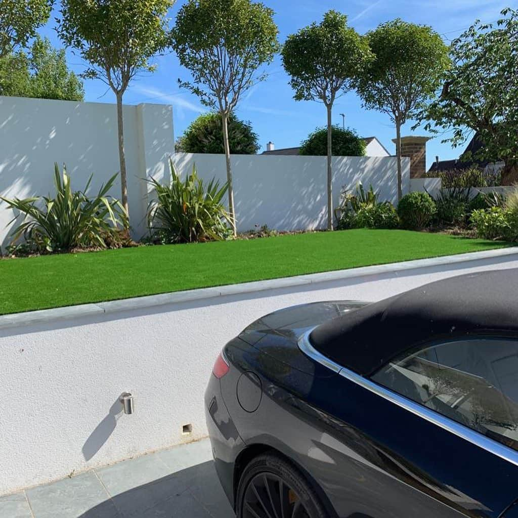 グラント・ホールさんのインスタグラム写真 - (グラント・ホールInstagram)「Big thank you to @assuredlandscapes for transforming my Garden for me 👏🏻🔥 finally the lads can get dealt with at 2 touch ⚽️」6月9日 2時55分 - hally_91