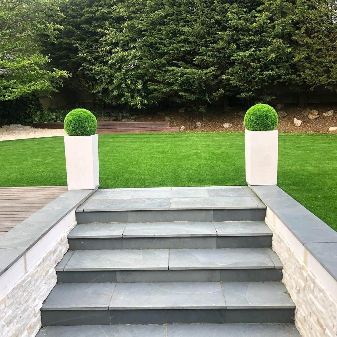 グラント・ホールさんのインスタグラム写真 - (グラント・ホールInstagram)「Big thank you to @assuredlandscapes for transforming my Garden for me 👏🏻🔥 finally the lads can get dealt with at 2 touch ⚽️」6月9日 2時55分 - hally_91