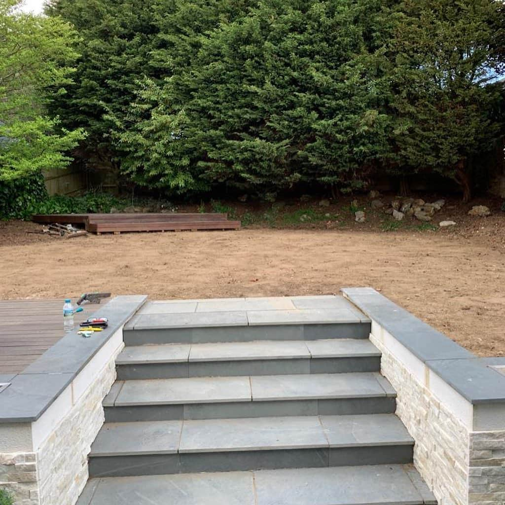 グラント・ホールさんのインスタグラム写真 - (グラント・ホールInstagram)「Big thank you to @assuredlandscapes for transforming my Garden for me 👏🏻🔥 finally the lads can get dealt with at 2 touch ⚽️」6月9日 2時55分 - hally_91