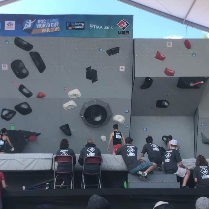 ヤン・ホイヤーのインスタグラム：「Yet another final for me 😍 I somehow managed to make finals at three consecutive world cups, being the only guy to do so this season 😅 Consistency is hard to come by these days and I’m super happy about the shape I’m in, no matter what happens tonight 🙏 @mammut_swiss1862  @madrockclimbing」