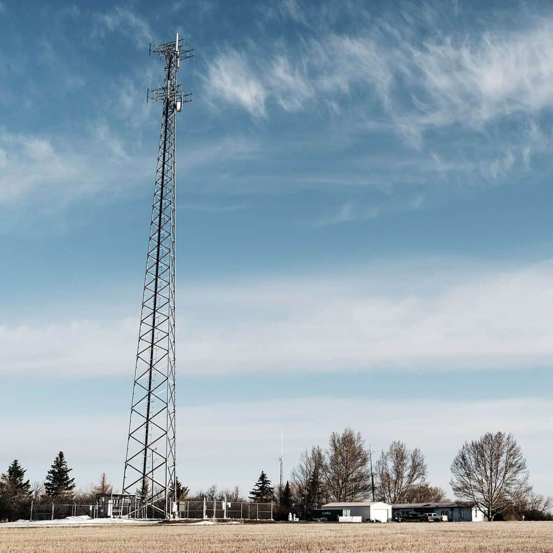 TIME Magazineさんのインスタグラム写真 - (TIME MagazineInstagram)「Dennis Honrud’s family has been farming wheat in eastern #Montana for three generations. The Honrud property in northeastern Glasgow is so remote that it wasn’t well covered by any of the big four American carriers—Verizon, AT&T, T-Mobile and Sprint. So Honrud, now 68, turned to the local provider, Nemont Wireless, to install the tower. Today, cell service is pretty good. But there’s a problem. Like around a quarter of the smaller “tier 3” carriers catering to rural areas like Glasgow, Nemont uses equipment provided by #Huawei, the world’s biggest telecommunications-equipment company. The Chinese firm generated a mind-boggling $107 billion in revenue last year, selling equipment to customers in 170 countries and regions. It also may be the most controversial company in the world. Read more at the link in bio. Photograph by @benjaminras for TIME」6月9日 3時06分 - time