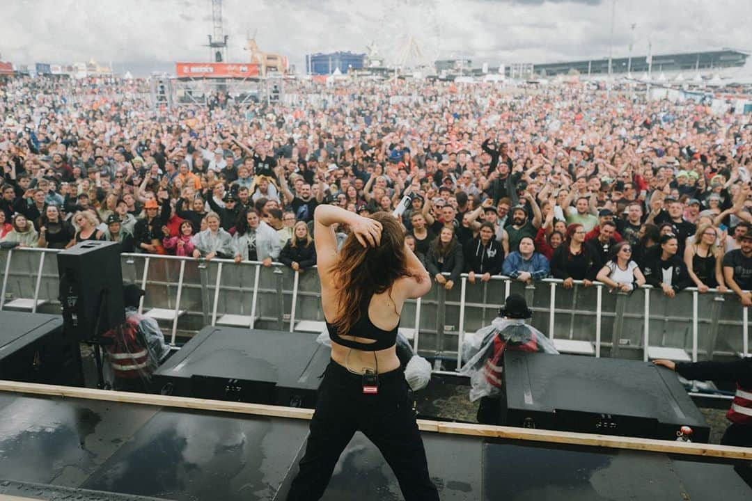 クリスシー・コスタンザさんのインスタグラム写真 - (クリスシー・コスタンザInstagram)「rock am ring was unreal, thank you for showing up so hard for us! 🖤」6月9日 2時58分 - chrissycostanza