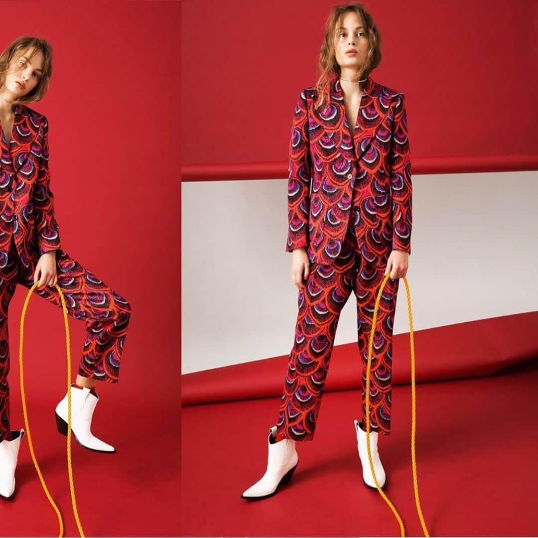 Anna Lylesのインスタグラム：「🧨❗️♥️🎈💯 by @brigitte_sire 👠 @genatuso 💄 @miriamnmakeup 💃🏻@agnesmirandaa #annalyles」