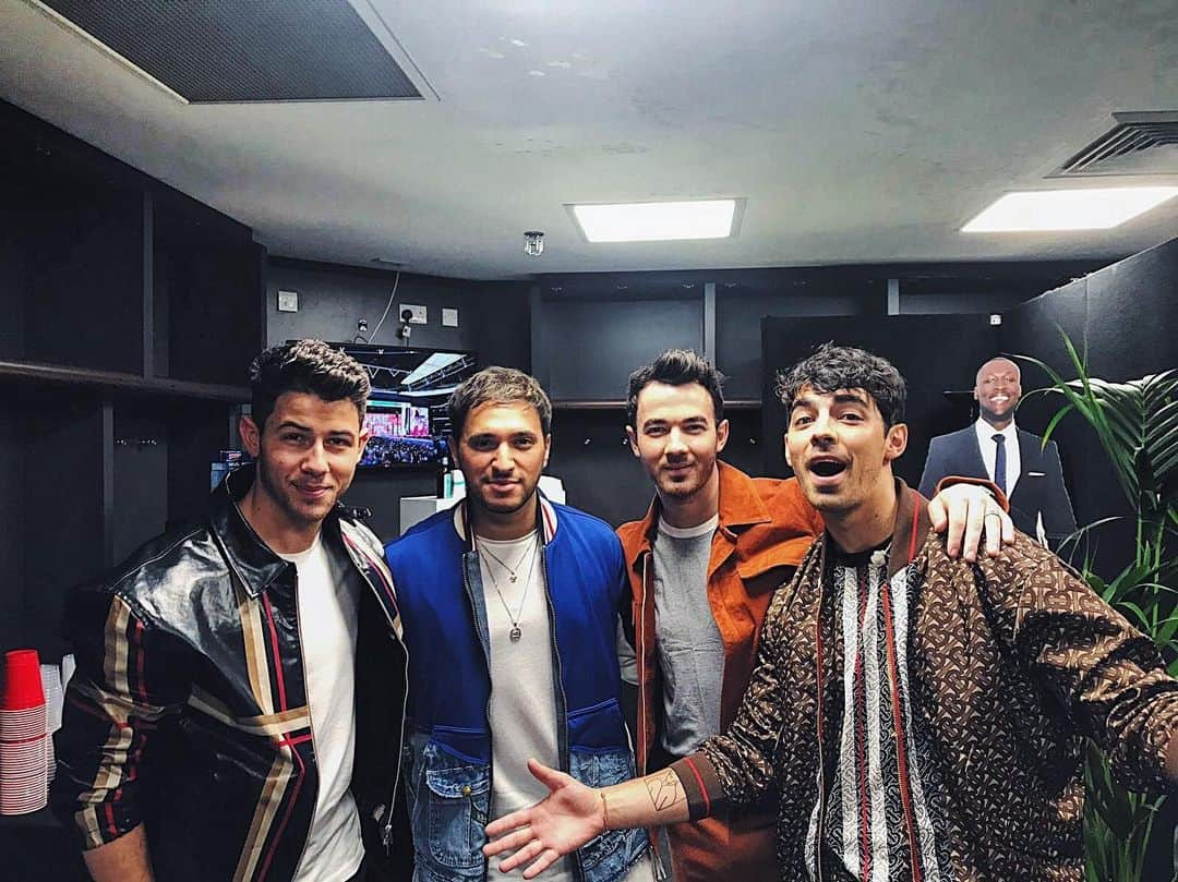 ジョナス・ブルーさんのインスタグラム写真 - (ジョナス・ブルーInstagram)「Jonas ‘Blue’ Brothers finally reunited (with a guest appearance from @stormzy) @jonasbrothers 😂💙」6月9日 3時07分 - jonasblue