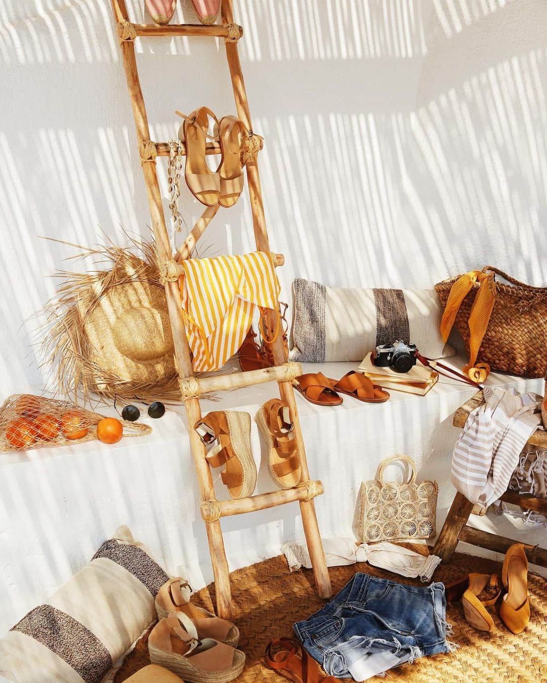 ジュリー・サリニャーナさんのインスタグラム写真 - (ジュリー・サリニャーナInstagram)「My @soludos dreamy closet in Mykonos! ☀️ Who wants to raid it? #soludos #adventurebeautifully」6月9日 3時09分 - sincerelyjules