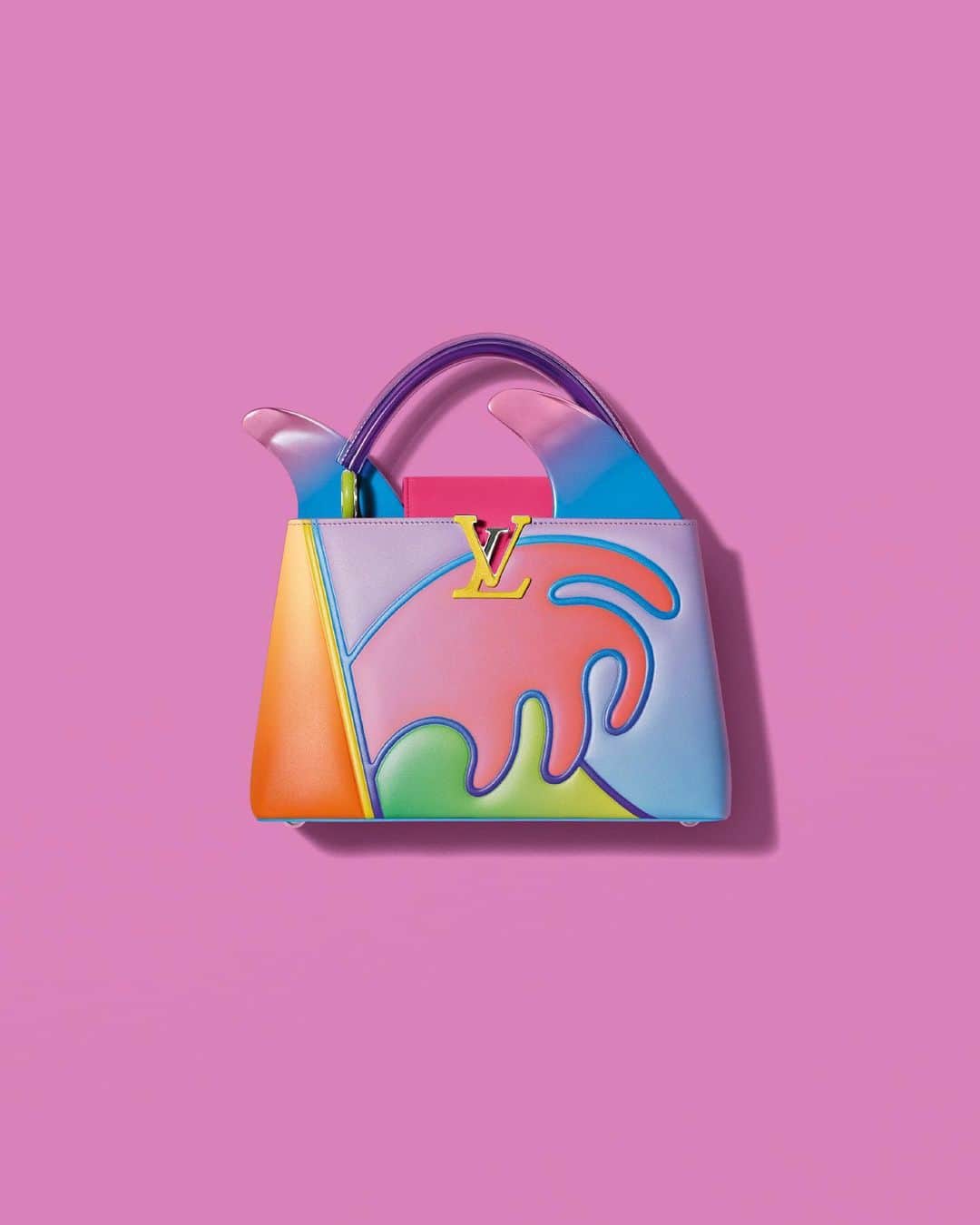 のインスタグラム：「Color, texture, surf. #AlexIsrael adapted his well-known Wave paintings to the surface of the Capucines bag for the #LouisVuitton Artycapucines Collection. Explore the limited-edition collaboration with six renowned contemporary artists via link in bio.」