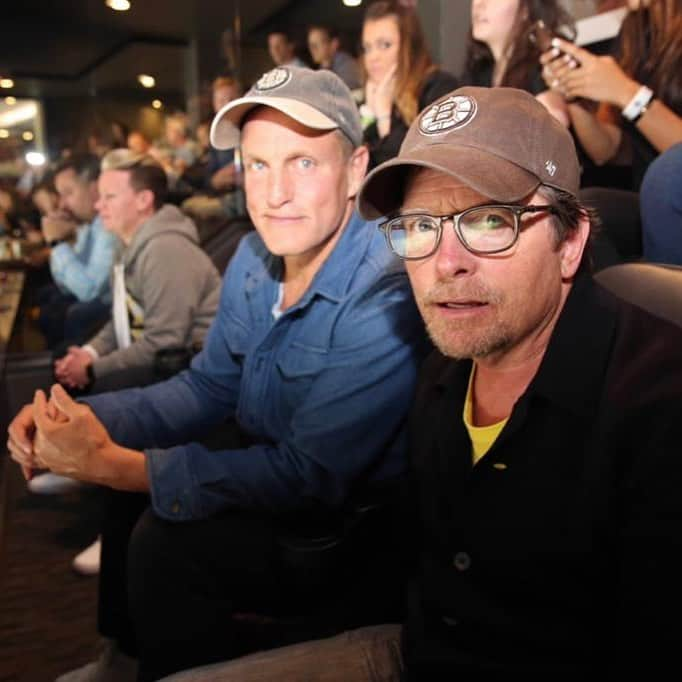 ウディ・ハレルソンさんのインスタグラム写真 - (ウディ・ハレルソンInstagram)「With my ole buddy #michaeljfox at #bruins game the other nt... we were reminiscing about the gd ole days when we had shows next to each other on the paramount lot in the 80s and did alot of stupid/fun stuff.  We were worried our buddy #camneely would blame us for the loss but universal blame went to the refs.」6月9日 3時22分 - woodyharrelson