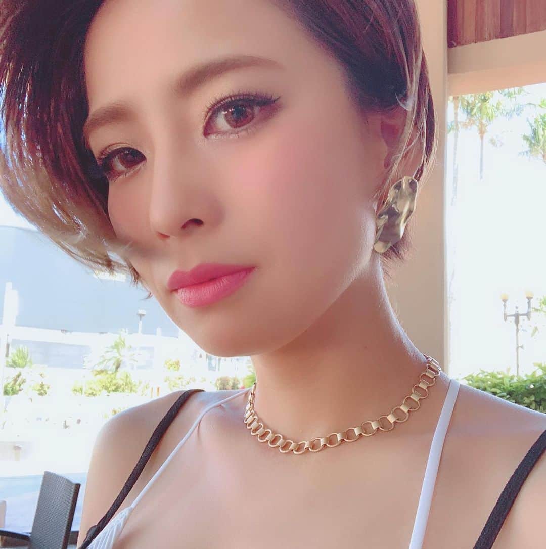 真崎ゆかのインスタグラム：「久しぶりの南国へ🏝 リフレッシュ〜 海が好き🌊 太陽が好き🌞 あぁ…南国に住んでしまいたい。 ・ #南国トリップ #海外旅行 #女子旅 #2泊3日の旅 #サンセットが本当に綺麗 #4枚目は一切加工なしの写真 #3日とも海入るなんてかなり頑張った #綺麗な海と景色に癒された〜 #今日の東京肌寒かった(泣)」