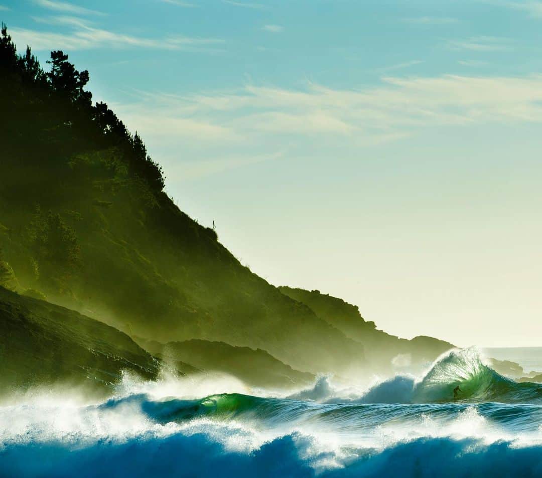 クリス・バーカードのインスタグラム：「If there’s ever a time to reflect on what the ocean has given me personally, it’s World Ocean Day. I have been lucky to document the ocean my entire career. Living next to it is something that in many ways has allowed me to take its beauty for granted at times. Every year I try to rededicate myself & family to make better decisions that ultimately affect these life giving waters. Single use plastic is among the top priority in our home and although we struggle, we have made big changes that help reduce our use.  Hope you all enjoy this day and get out to see the big blue!」