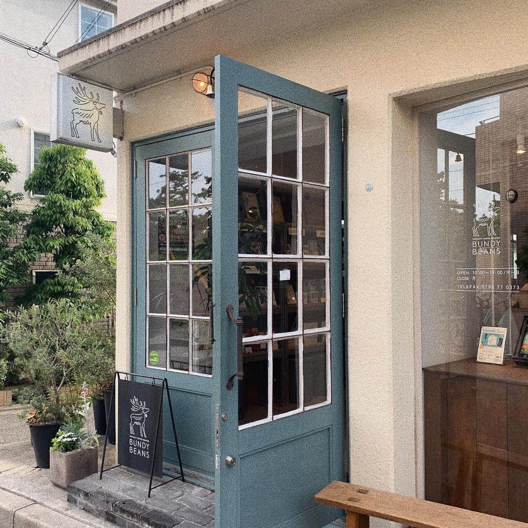 ukapiさんのインスタグラム写真 - (ukapiInstagram)「. . . この前行ったカフェ☕️ キロク . 見た目は全然コーヒーっぽくないのに 後味はコーヒーだった不思議🍊🥝🍋 . . #苦楽園カフェ #兵庫カフェ#西宮カフェ #bundybeans 🦌」6月9日 3時30分 - ukapi