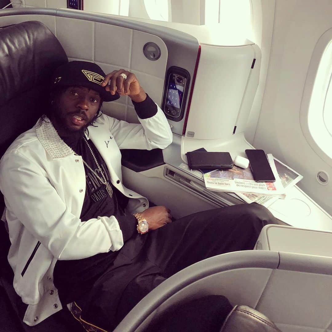 ジェルヴィーニョのインスタグラム：「Destination 🛫 Abidjan 🇨🇮 🌍_______________________________________________________  #team225 #abidjan #cotedivoire #flight #motherland #africa #holidays #instapic #paris #ivorycoast」
