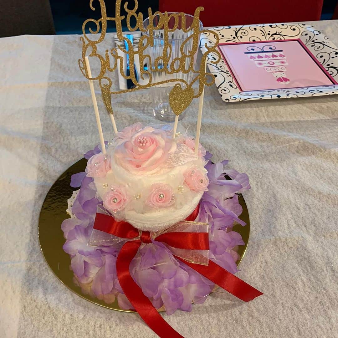 薬丸裕英さんのインスタグラム写真 - (薬丸裕英Instagram)「次女11歳の誕生日会！ 妻の手作りタオルケーキ＆ケーキ  #バースデーパーティー #バースデーケーキ  #タオルケーキ  #11歳のバースデー  #hawaii」6月9日 9時15分 - hirohide.yakumaru