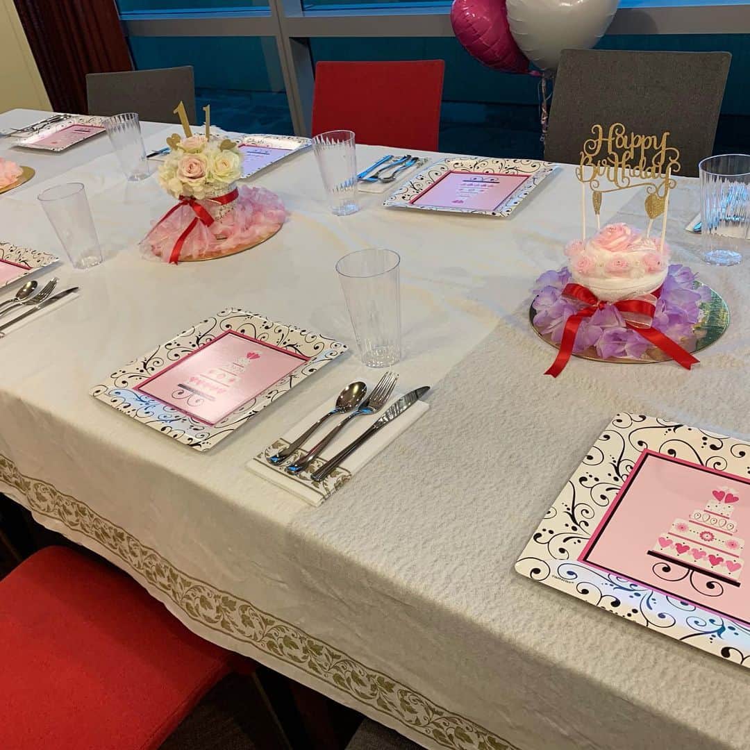 薬丸裕英のインスタグラム：「次女11歳の誕生日会！ 妻の手作りタオルケーキ＆ケーキ  #バースデーパーティー #バースデーケーキ  #タオルケーキ  #11歳のバースデー  #hawaii」