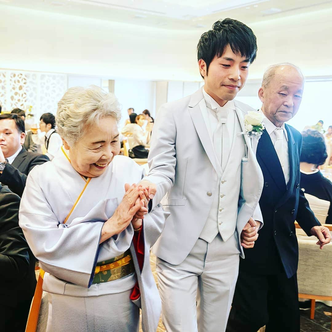 マスダヒロシさんのインスタグラム写真 - (マスダヒロシInstagram)「おばあちゃん、孫が誇らしくて仕方ないらしい。気持ちが全部、手に表れております. . . .」6月9日 9時23分 - masudahiroshi