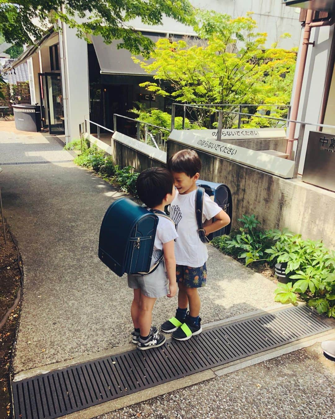 スザンヌさんのインスタグラム写真 - (スザンヌInstagram)「#ラン活 無事終了🎒❤︎﻿ ﻿ 息子大親友の同級生についてきてもらってあーだこーだ言いながら﻿ お互いおすすめしあいっこして←﻿ このやりとりが可愛いすぎた❤︎﻿ ﻿ 決めたのは深い青。﻿ ﻿ わたしはキャメルとかレンガ色とか🧱おすすめしてたけど😂﻿ ﻿ 本人が使うんだもん、自分が気に入ったのがいいねってことで青になりました🙆‍♀️﻿ ﻿ お気に入りが見つかって良かった◉﻿ ﻿ 福岡の @tsuchiya_randoseru ﻿ #土屋鞄ランドセル 見に行ったよ🎒﻿ ﻿ 無事に決まってホッとした母でした😊﻿ ﻿ にしても男の子が1人増えるだけでこんなに激しさ増すかねーってくらい元気すぎて、笑笑﻿ まーじっとしないふたり❤︎﻿ ﻿ 改めて男の子兄弟育ててるママたちを尊敬しまくった日でした❤︎﻿ それもたまらなく可愛いんだけどね🙆‍♀️」6月9日 9時19分 - suzanneeee1028