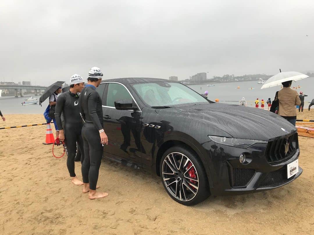 Maserati Japan | マセラティ ジャパンのインスタグラム：「マセラティ ジャパンが応援する「アイアンマン70.3セントレア知多半島ジャパン」がスタートしました。トライアスリートの皆様のご健闘をお祈り申し上げます。あいにくの雨ですが、スタート地点は盛り上がっています！ゴールのNTPマリーナりんくうにてレヴァンテの特別展示も行いますので、ぜひお立ち寄りください。」