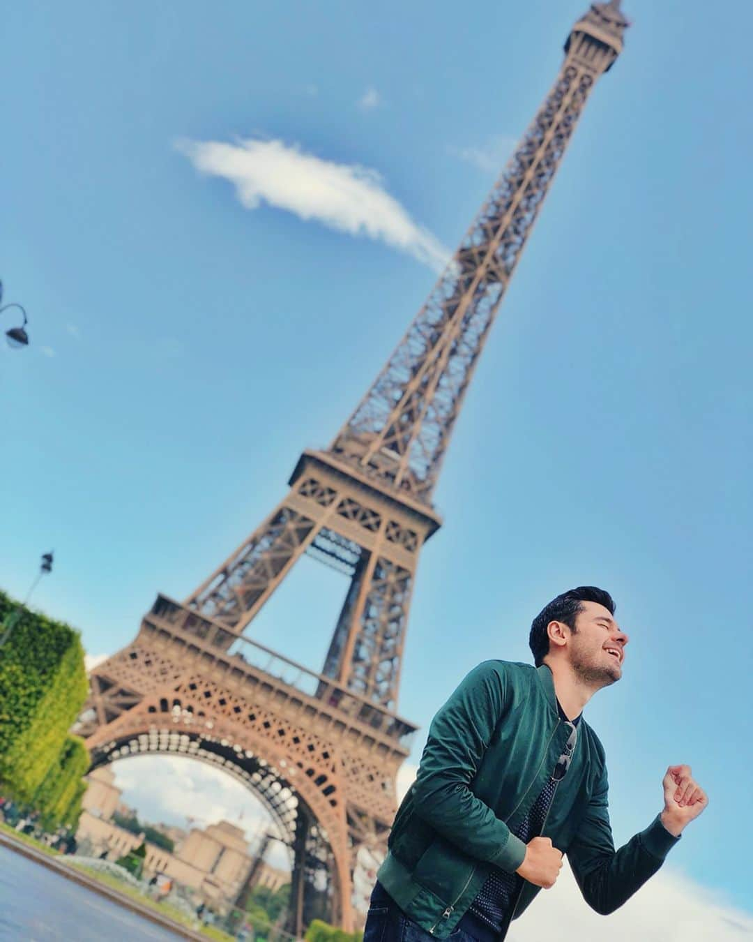 ブレンダン・ロビンソンさんのインスタグラム写真 - (ブレンダン・ロビンソンInstagram)「Let’s dance in #France, baby!! . . . #Paris #eiffeltower #vacation #dance #fun #worldtraveler」6月9日 3時53分 - brendanrobinson