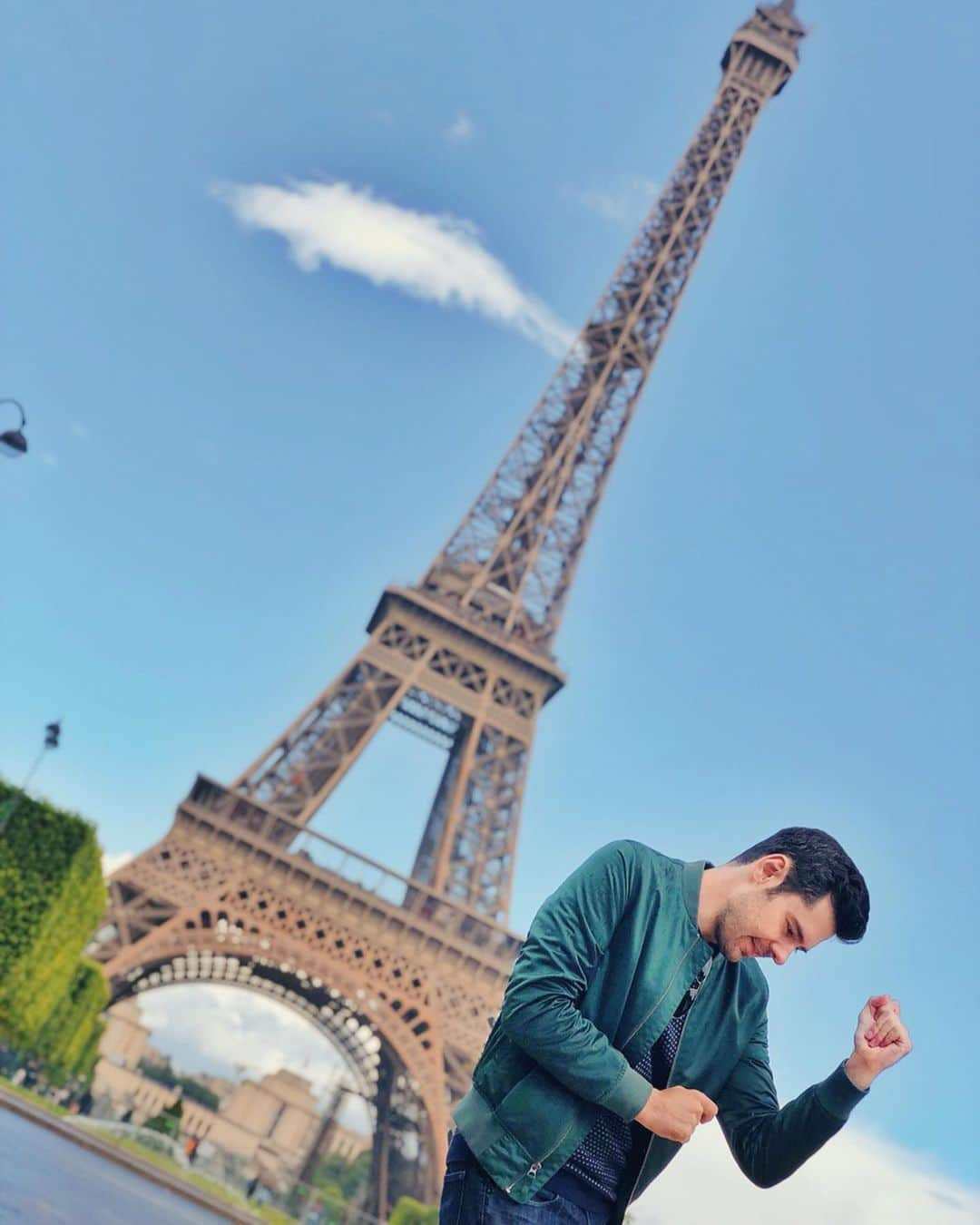 ブレンダン・ロビンソンさんのインスタグラム写真 - (ブレンダン・ロビンソンInstagram)「Let’s dance in #France, baby!! . . . #Paris #eiffeltower #vacation #dance #fun #worldtraveler」6月9日 3時53分 - brendanrobinson