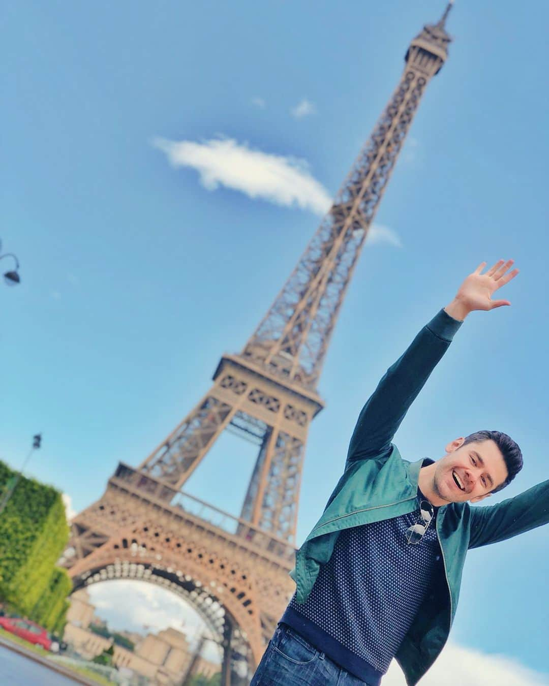 ブレンダン・ロビンソンさんのインスタグラム写真 - (ブレンダン・ロビンソンInstagram)「Let’s dance in #France, baby!! . . . #Paris #eiffeltower #vacation #dance #fun #worldtraveler」6月9日 3時53分 - brendanrobinson