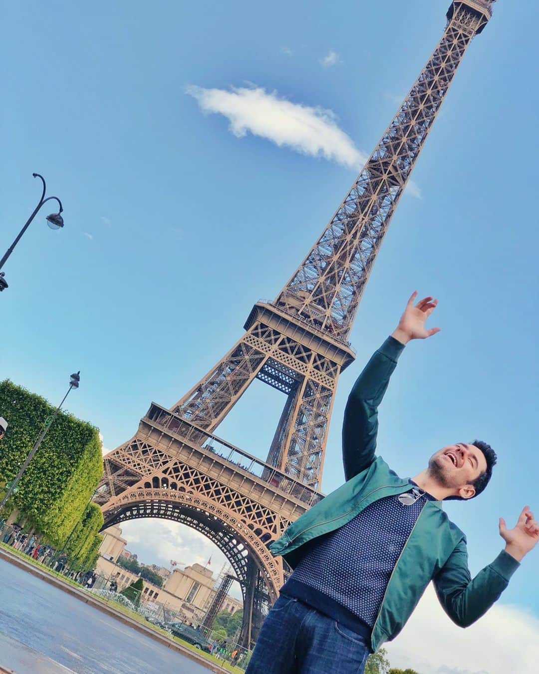ブレンダン・ロビンソンさんのインスタグラム写真 - (ブレンダン・ロビンソンInstagram)「Let’s dance in #France, baby!! . . . #Paris #eiffeltower #vacation #dance #fun #worldtraveler」6月9日 3時53分 - brendanrobinson