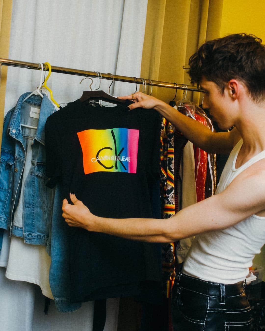 Calvin Kleinさんのインスタグラム写真 - (Calvin KleinInstagram)「We went behind-the-scenes at Thursday night's #GoWestFest with #MYCALVINS star #TroyeSivan. He showed us his favorite looks from our #CALVINKLEIN #Pride edit and showed us his pre-show routine. 📸: @hunterabrams via @bfa ⠀⠀⠀⠀⠀⠀⠀⠀ Check our Stories highlights for more 🌈 @gowest_fest」6月9日 3時54分 - calvinklein